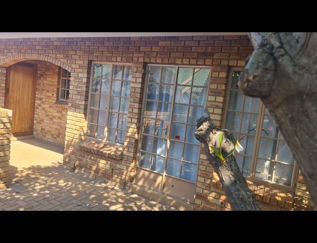 3 BEDROOM TOWNHOUSE FOR SALE IN PROTEA PARK